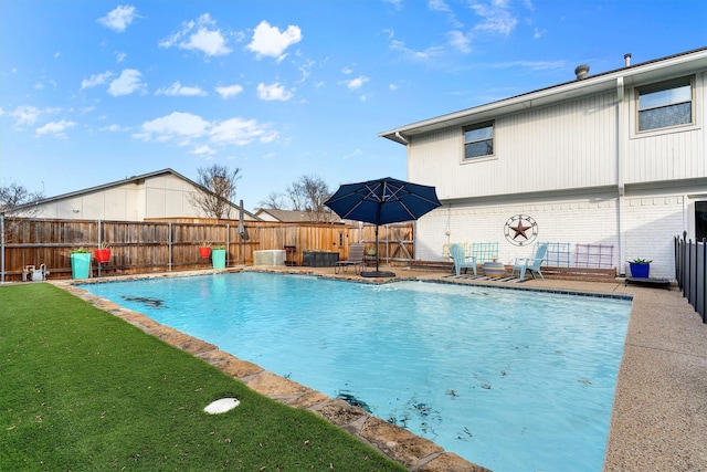 view of swimming pool featuring a lawn