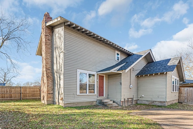 view of front of property featuring a front yard