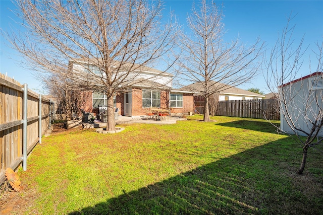 view of yard featuring a patio