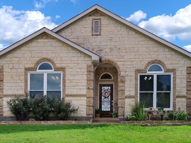 view of front facade featuring a front lawn