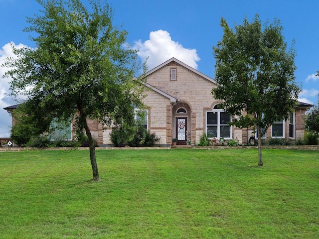 view of front of house featuring a front lawn