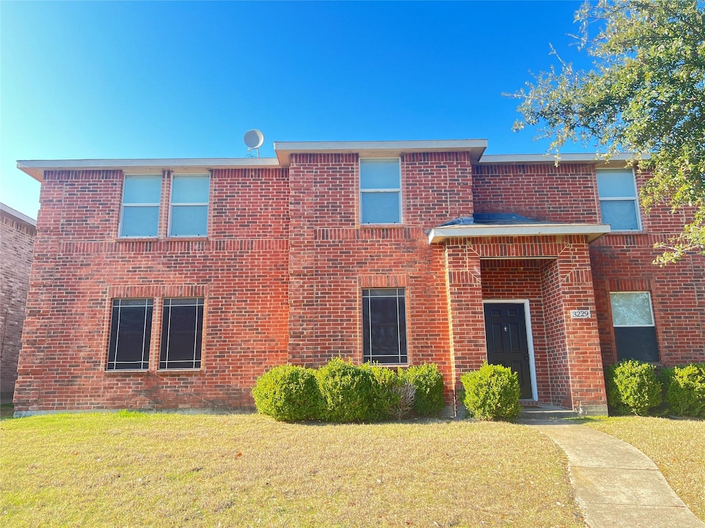 view of front facade featuring a front lawn