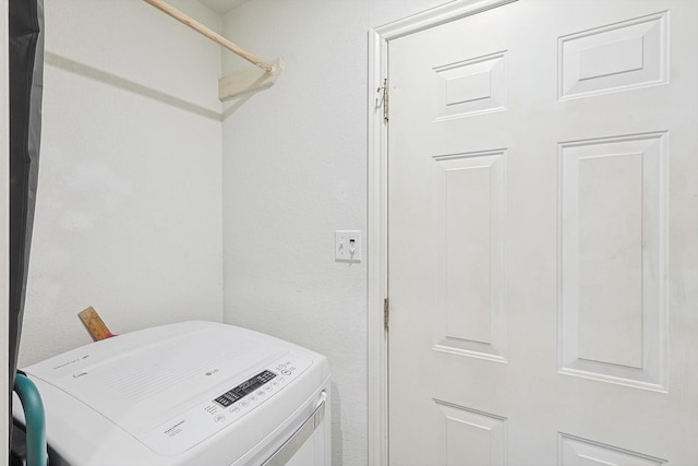 laundry room with washing machine and clothes dryer