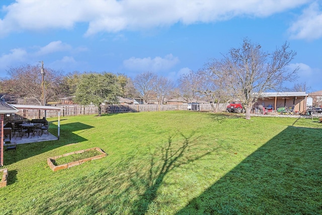 view of yard featuring a patio area