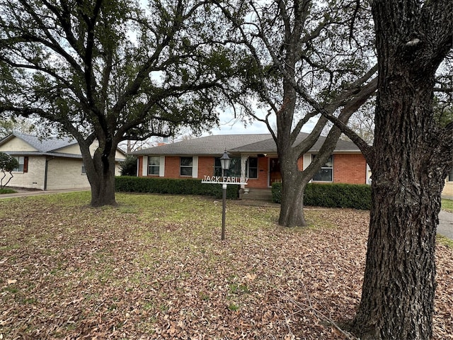 ranch-style home featuring a front lawn