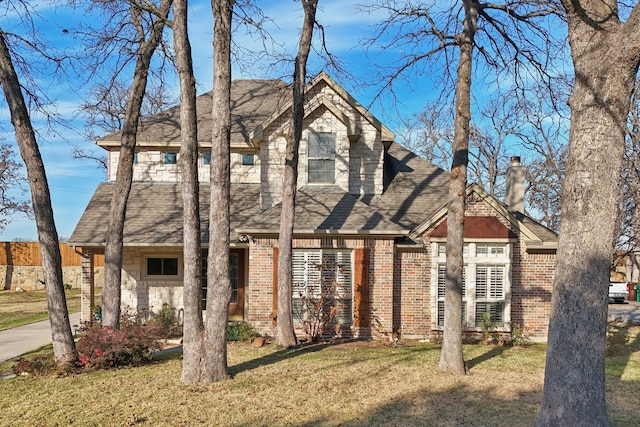 view of front facade featuring a front yard