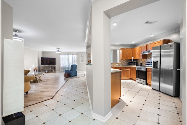 kitchen with stainless steel appliances, crown molding, backsplash, and ceiling fan