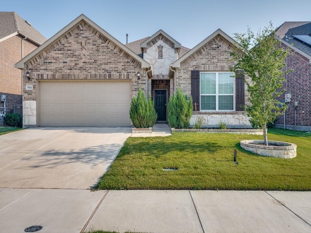 view of front of property featuring a front lawn and a garage