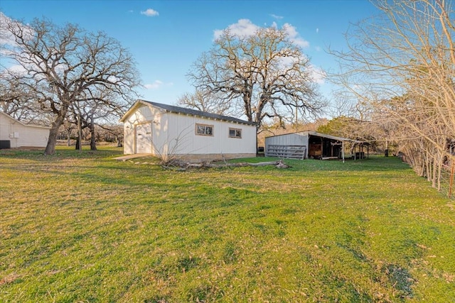 view of yard featuring an outdoor structure