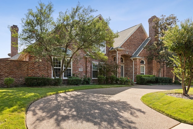 view of front facade with a front yard