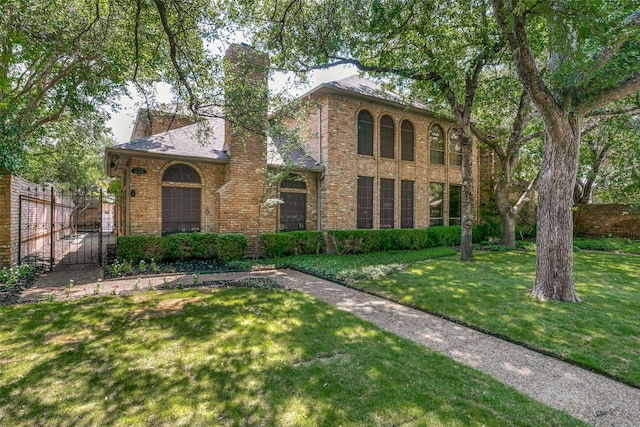 view of front of home featuring a front lawn