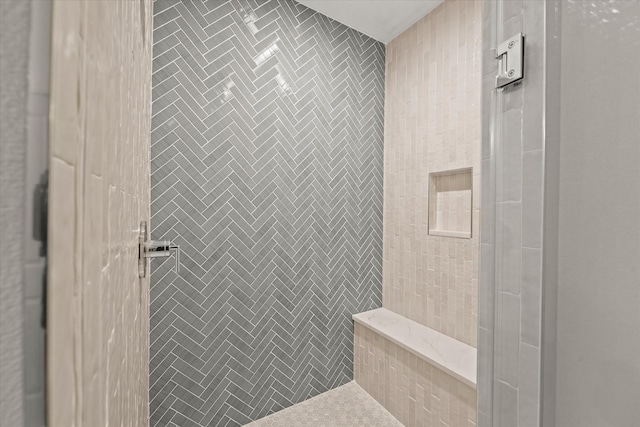 bathroom featuring a tile shower