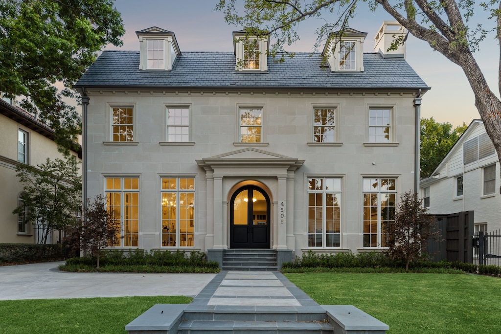 view of front facade with a lawn