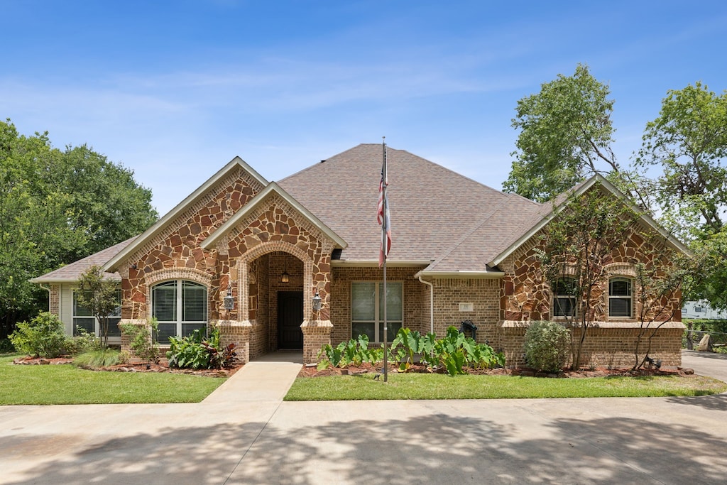 view of front of property featuring a front lawn