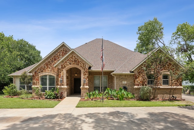 view of front of property featuring a front lawn