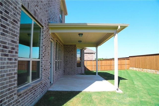 view of yard featuring a patio