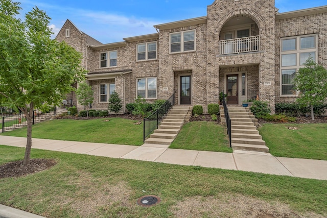 view of front of property featuring a front lawn