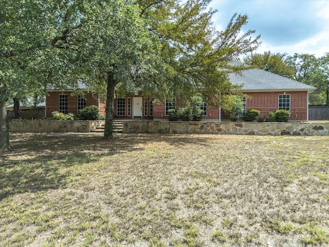 view of front of property featuring a front lawn