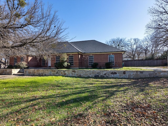 single story home with a front lawn