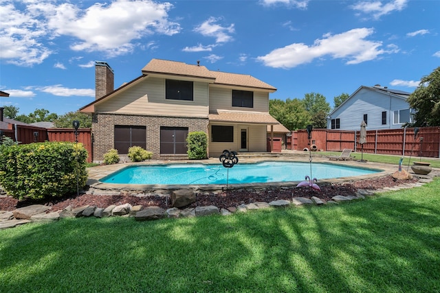 view of swimming pool with a yard