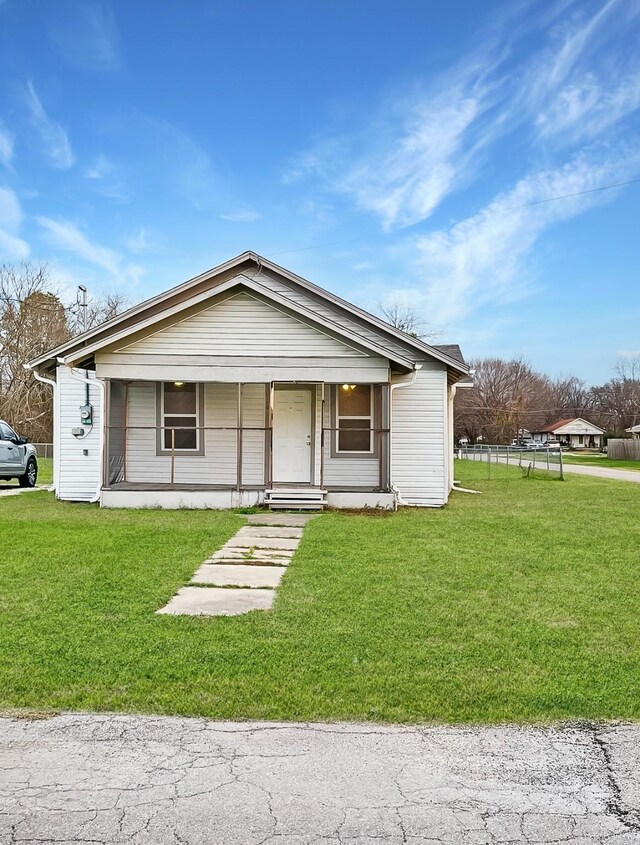 view of front facade featuring covered porch and a front lawn