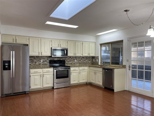 kitchen featuring decorative backsplash, stainless steel appliances, dark hardwood / wood-style floors, and sink