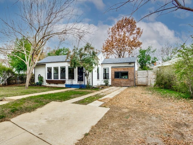 view of front of home featuring a front yard