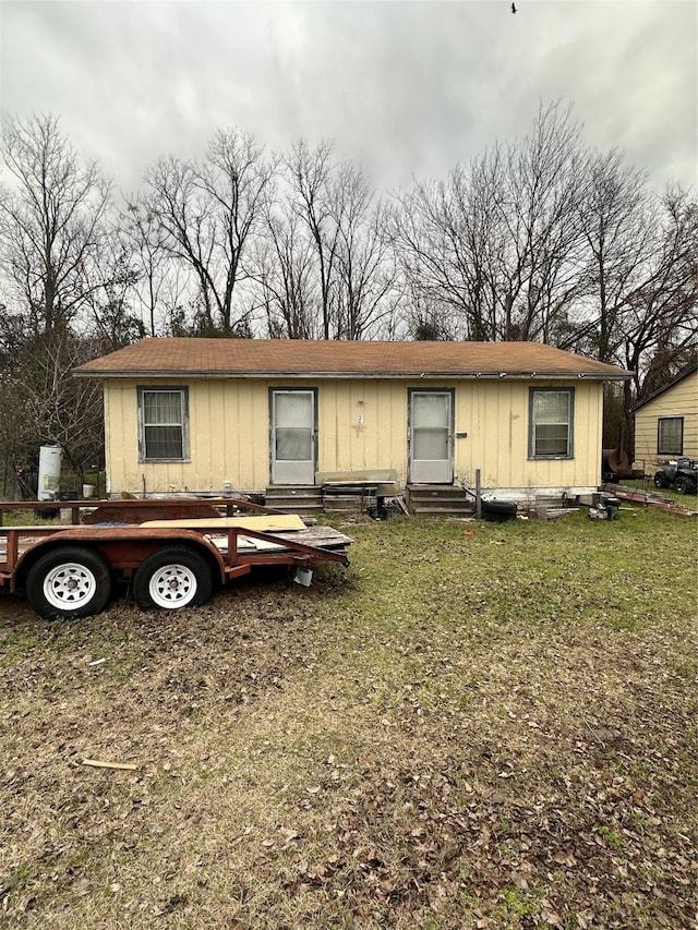 manufactured / mobile home with a front lawn