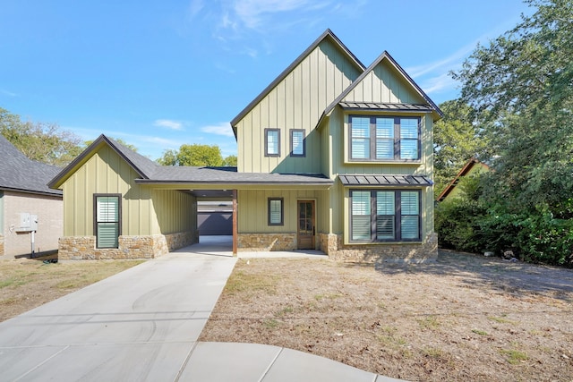 view of front of property featuring a carport