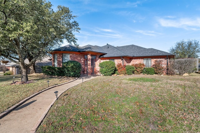 view of front of property featuring a front yard