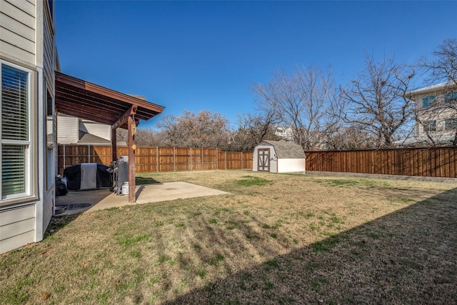 view of yard featuring a patio