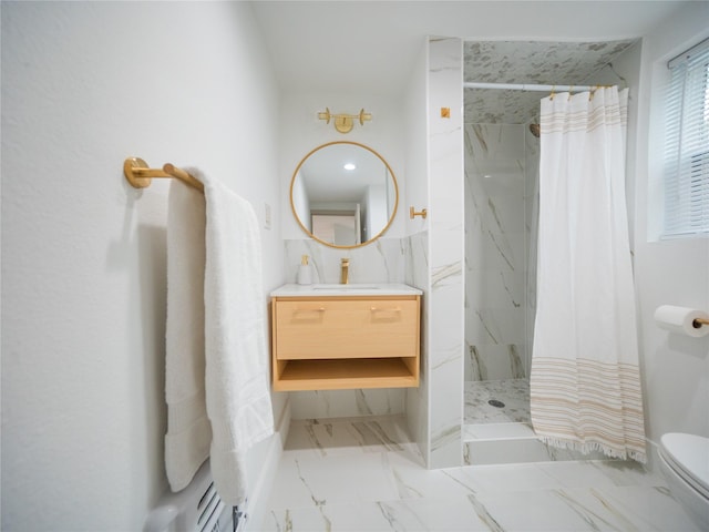 bathroom with a shower with shower curtain, vanity, and toilet