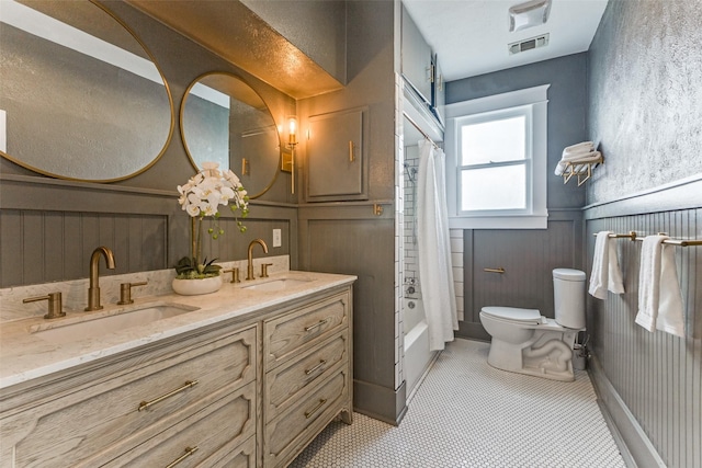 full bathroom featuring shower / bathtub combination with curtain, vanity, and toilet