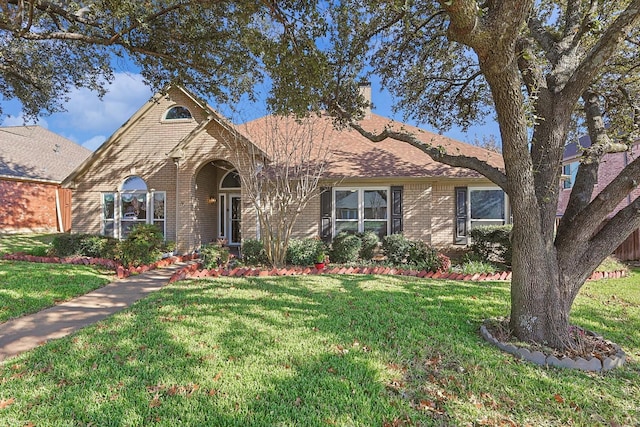 view of front of house featuring a front lawn