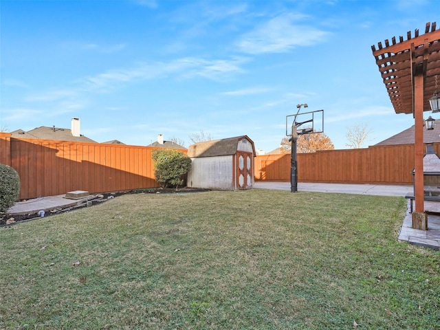 view of yard featuring a storage shed