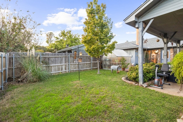 view of yard with an outdoor structure