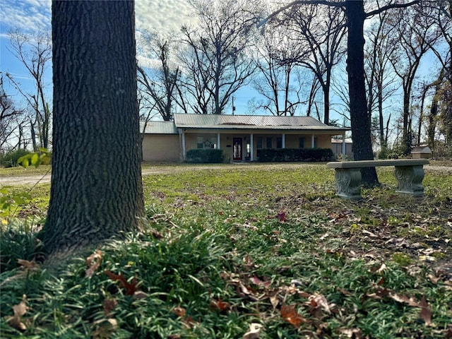 single story home with a front lawn