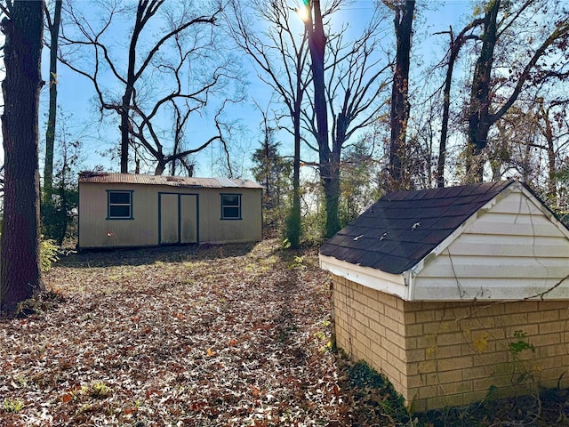 view of yard featuring an outdoor structure