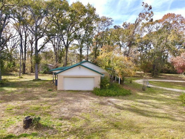 view of yard with a garage