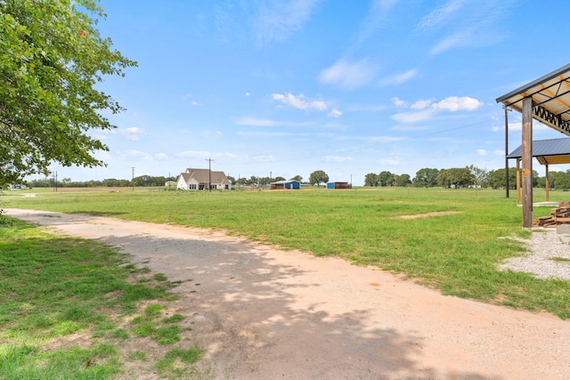 view of yard featuring a rural view