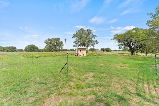 view of yard featuring a rural view