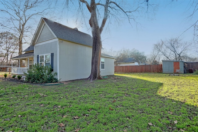 view of yard featuring a storage unit