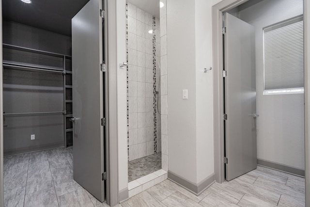 bathroom featuring a tile shower