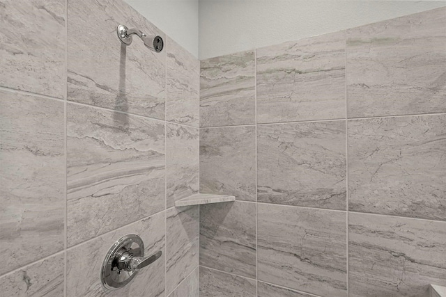 interior details with a tile shower