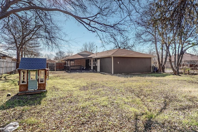 view of yard featuring a shed