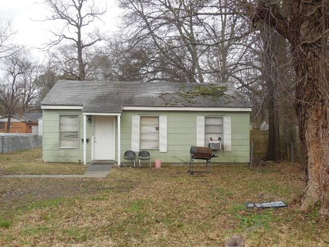 view of front of house with a front lawn