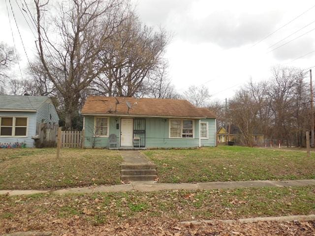 single story home featuring a front lawn