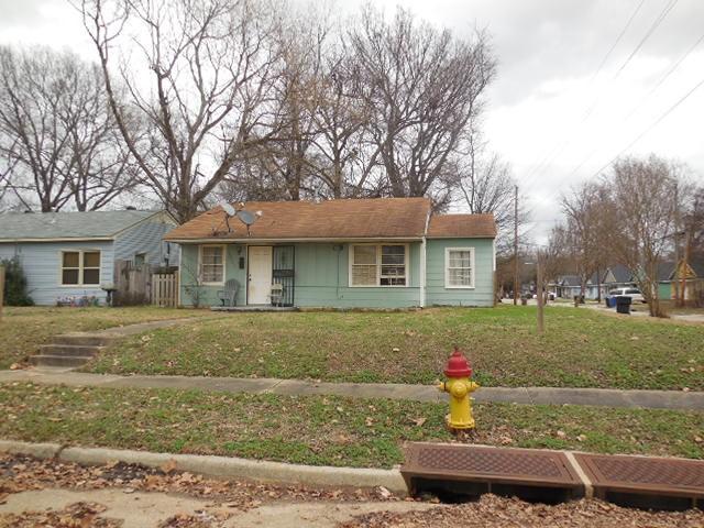 view of front of house featuring a front lawn