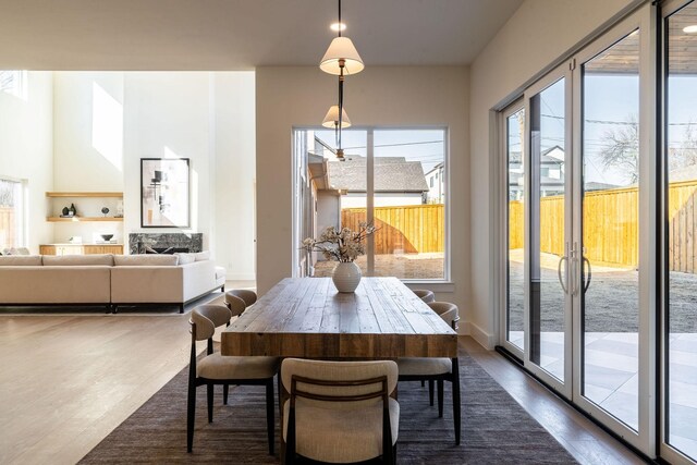 kitchen with sink, range, premium range hood, backsplash, and decorative light fixtures