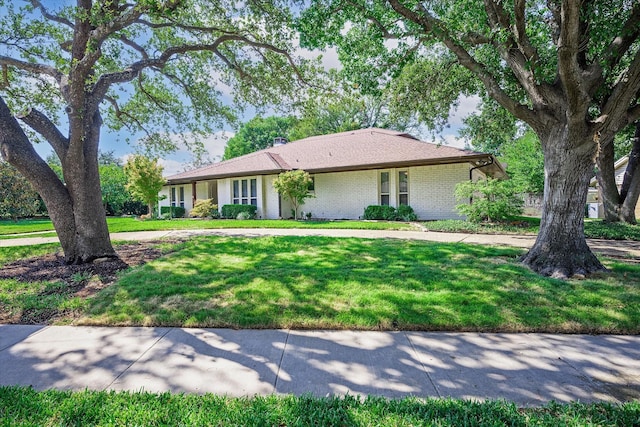 single story home with a front lawn